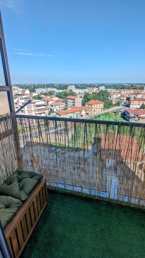 Apartamento La Terrazza Del Re Vercelli Exterior foto