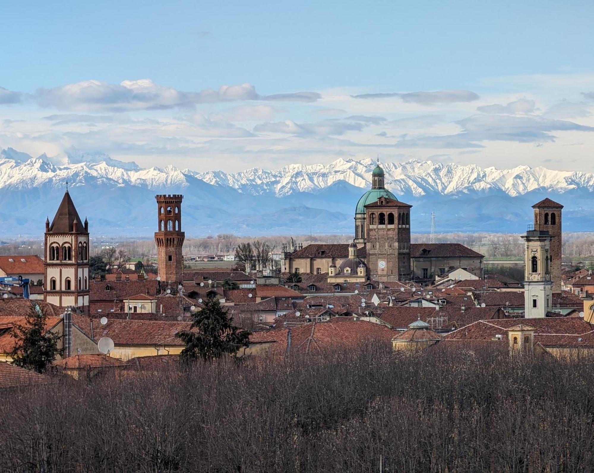 Apartamento La Terrazza Del Re Vercelli Exterior foto